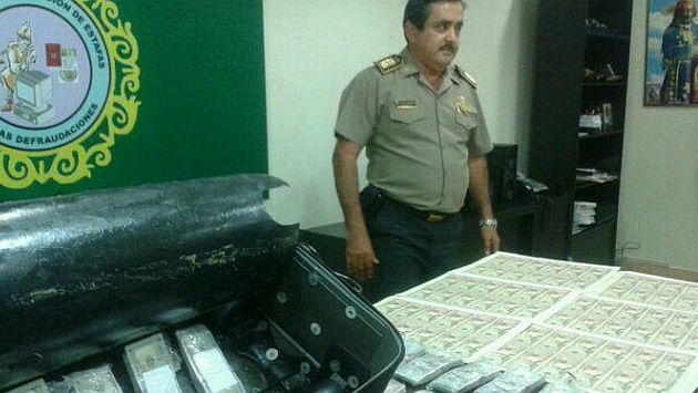 Policía decomisa cerca de 212 mil dólares falsos hallados en una maleta. (Foto: Twitter @zophiap)