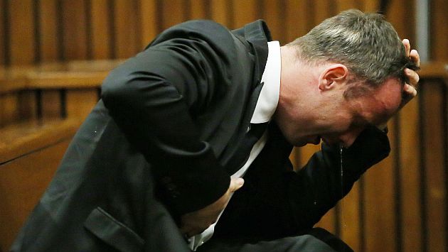 Oscar Pistorius vomita al describir los momentos previos a cuando mató a su novia. (AFP)