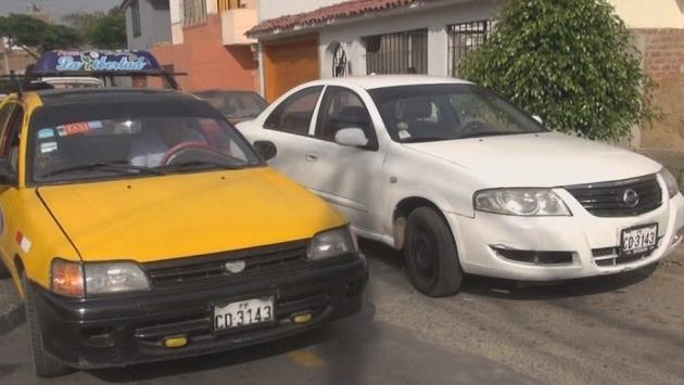 Taxi y vehículo de la Policía con la misma placa. (Perú21)