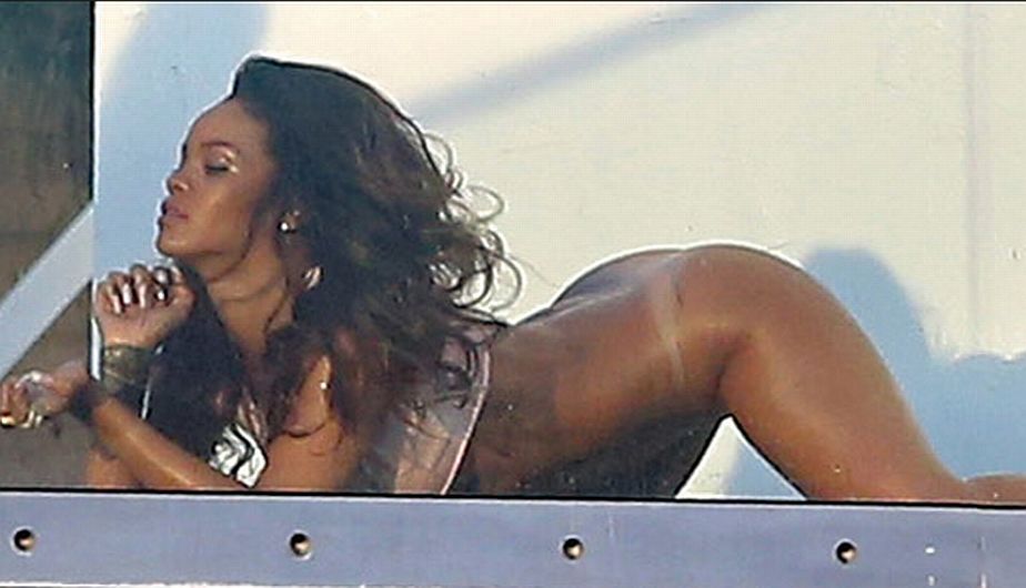 La cantante Rihanna vuelve a hacer noticia por sus sensuales fotos. (TMZ)