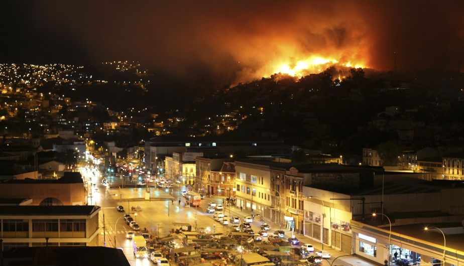 Gigantesco incendio deja más de 200 viviendas destruidas en Valparaíso. (Reuters)