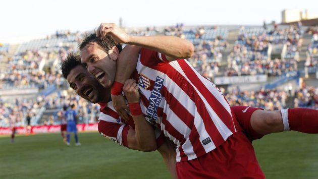 Diego Godín anotó el primer gol para el Atlético de Madrid, que empieza a acariciar sueño del título. (EFE)