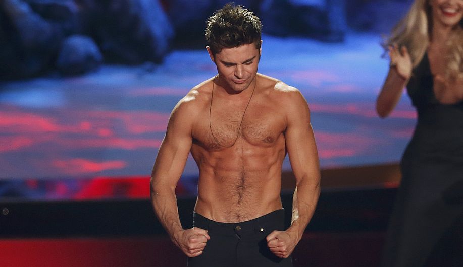 El actor Zac Efron mostró su trabajado cuerpo durante la premiación de los MTV Movie Awards. (Reuters)