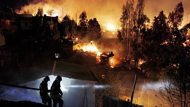 Incendio en Valparaíso no fue provocado por el choque de dos aves en cables de alta tensión, según Onemi. (Reuters)