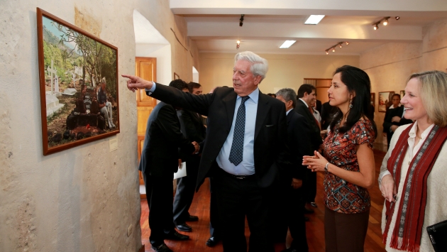 EL DONANTE. Vargas Llosa y Nadine Heredia participaron en ceremonia realizada en Arequipa. (César Fajardo)
