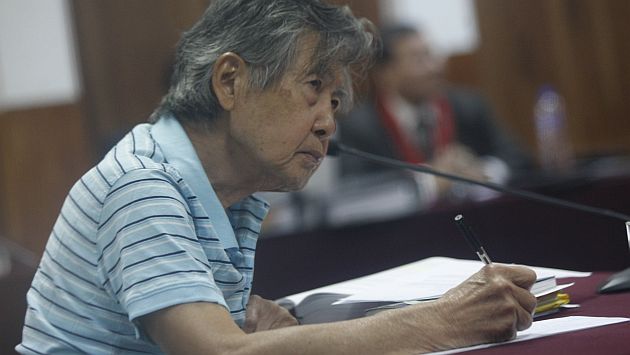 Alberto Fujimori dicta directivas a dirigentes desde la Diroes. (David Vexelman)