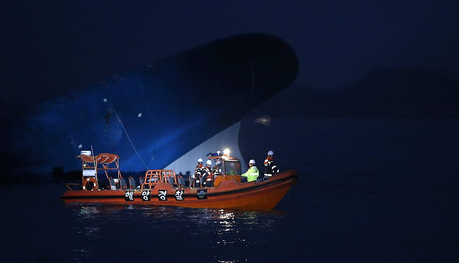 Al menos siete personas murieron y 288 siguen desaparecidas tras el naufragio de un ferry frente a la costa sur de Corea del Sur con 459 personas a bordo, en su mayoría estudiantes de secundaria que se iban de vacaciones. (Reuters)