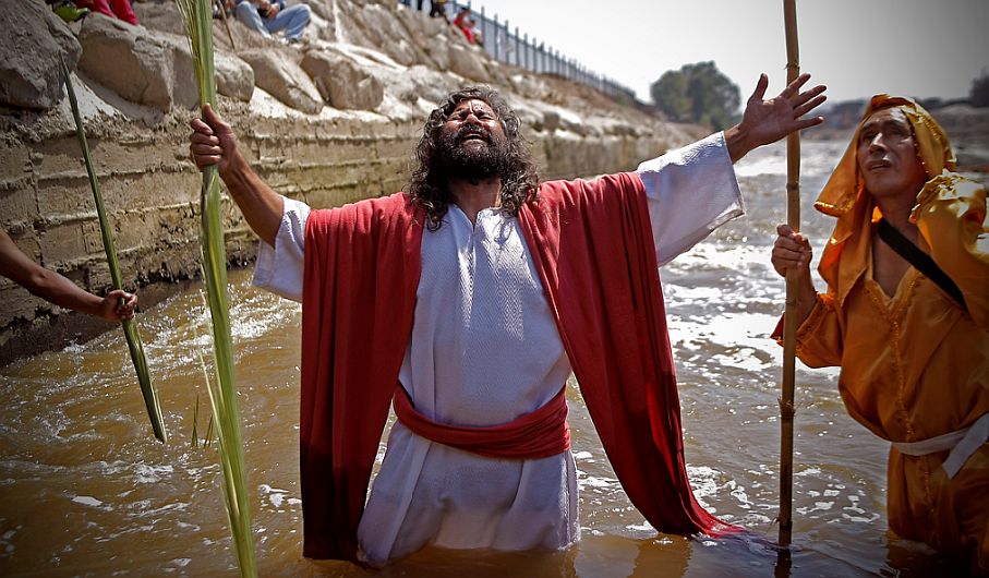 En las aguas del río Rímac, Mario Valencia Rivadeneira escenificó, como todos los años, el bautizo de Jesús en el Jordán. (Luis Gonzales)