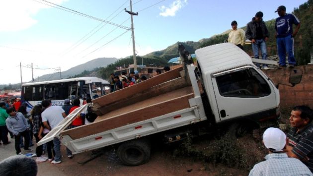 Cusco: Un muerto y unos 15 heridos deja choque de minibús con semicamión. (Andina)