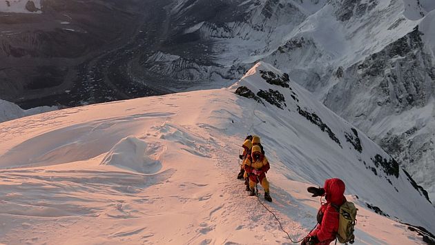 Monte Everest: Doce guías nepalíes mueren en una avalancha. (AP)