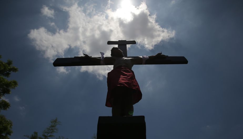 En Filipinas se llevó a cabo uno de los rituales más extremos de la Semana Santa, en el que más de 10 personas fueron crucificadas y decenas más recorrieron las calles del norte del país con la espalda cubierta de sangre por los continuos azotes. (AP)