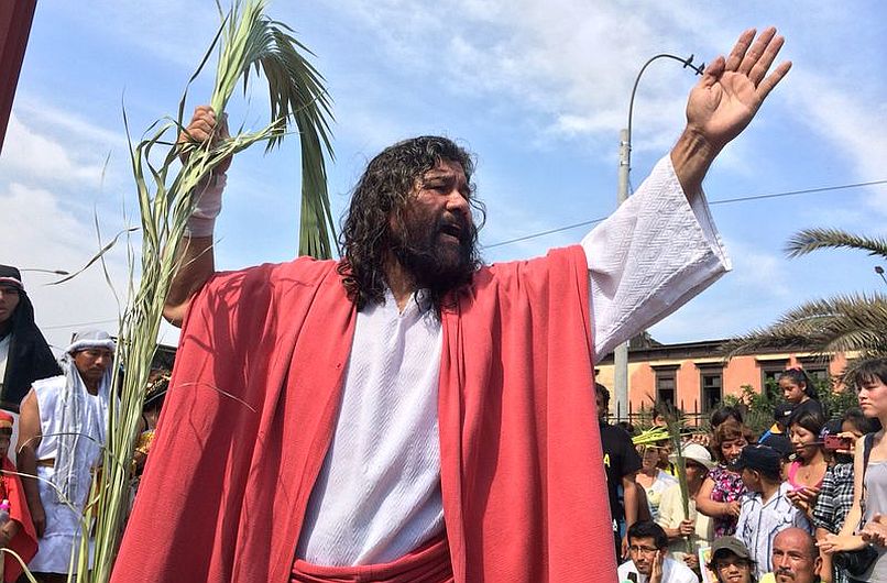 El actor Mario Valencia, conocido como ‘Cristo Cholo’, emprendió hoy su Vía Crucis al cerro San Cristobal. (Luis Gonzales)