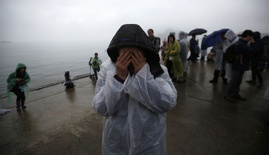 Los padres de los más de 200 escolares desaparecidos tras el naufragio del ferri Sewol en Corea del Sur luchan contra la desesperación mientras esperan noticias de sus seres queridos. (Reuters)