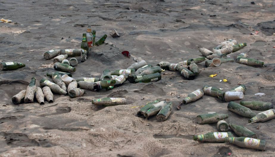 Gran cantidad de botellas de vidrio y latas de cerveza y otros dejaron los bañistas en las playas del sur de Lima. (Andina)