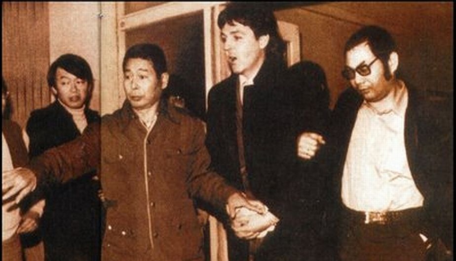 Durante una gira con su grupo Wings en 1980, el cantante fue arrestado por posesión y consumo de marihuana al llegar a Japón. Estuvo 10 días en la cárcel. (Internet)