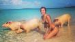 Irina Shayk se fotografió en una playa de Bahamas junto a tres cerdos