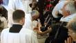 Papa Francisco lavó los pies a doce discapacitados en Jueves Santo [Fotos]