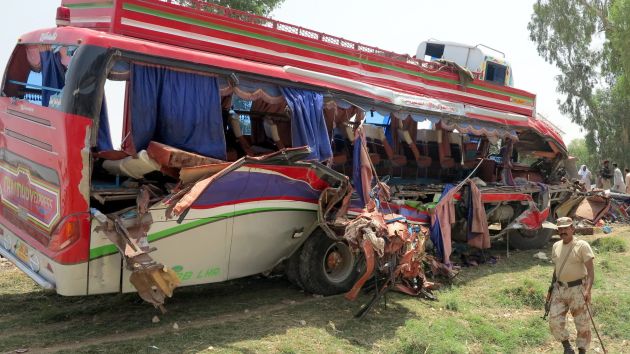 Al menos 42 muertos deja accidente entre autobús y un camión. (EFE)