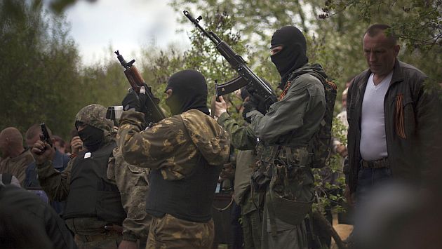 Ucrania ordena relanzar operativos contra separatistas. (AP)