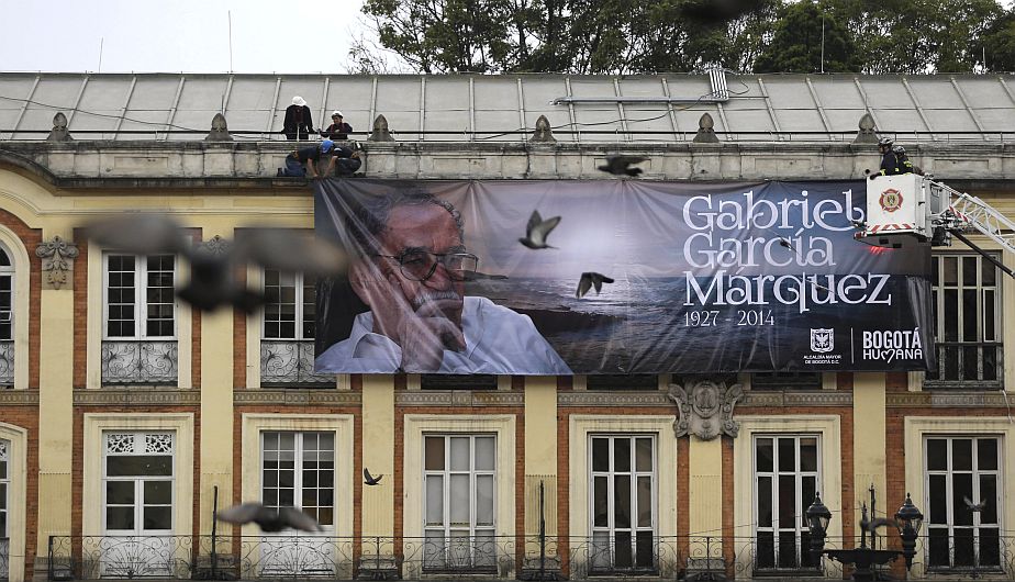 Con el Réquiem de Mozart y al son del vallenato, los colombianos despidieron hoy en medio de un fuerte aguacero a Gabriel García Márquez. (AP)