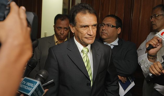 Héctor Becerril saluda la posición de Perú Posible. (USI)