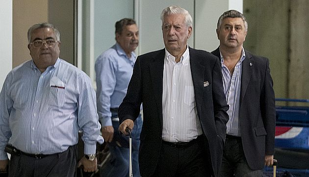 Enrique Ghersi al lado de Mario Vargas Llosa en el aeropuerto de Maiquetía. (EFE)