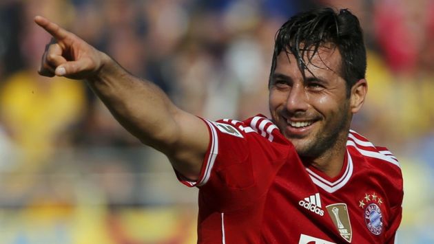 Claudio Pizarro es homenajeado por la Bundesliga. (Reuters)