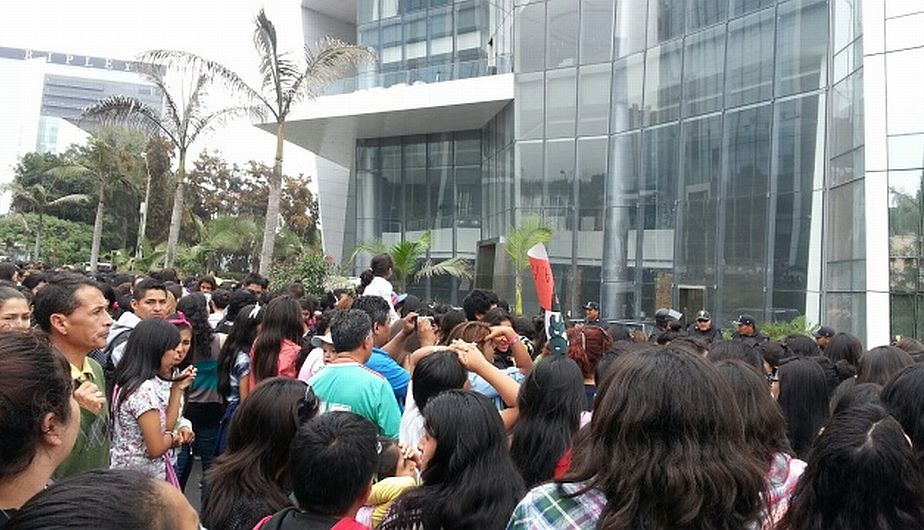 Cientos de fans rodearon las afueras del hotel Westin de San Isidro. (Zoraida Peña)
