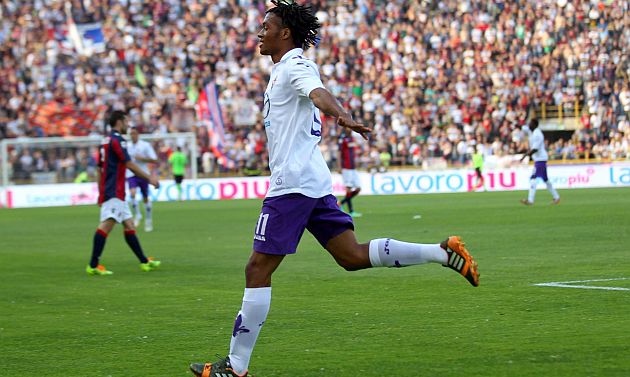 Juan Guillermo Cuadrado, de la Fiorentina, celebra uno de los goles ante el Bologna. (EFE)