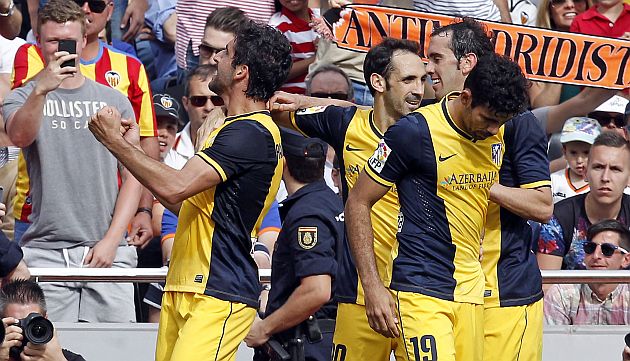Raúl García celebre el gol clave que anotó en el Mestalla.  (AP)