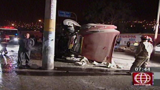 Dos heridos tras choque de tráiler con taxis. (América TV)