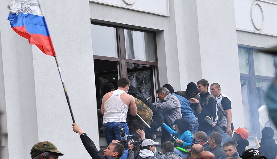 Manifestantes prorrusos asaltaron hoy la sede del Ministerio del Interior en la ciudad ucraniana de Lugansk, donde ya habían tomado horas antes los edificios del Gobierno, la Fiscalía y la televisión. (AFP)