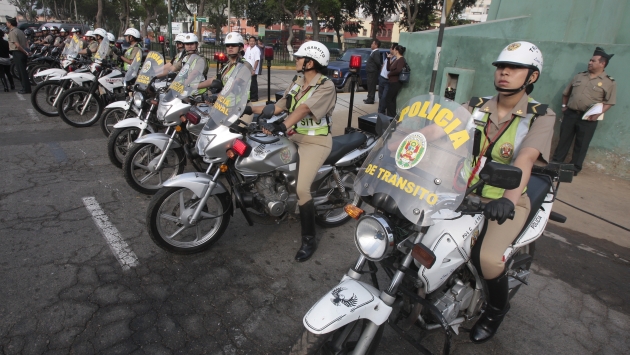 Más policías mujeres controlarán el tránsito en Lima. (Martín Pauca)