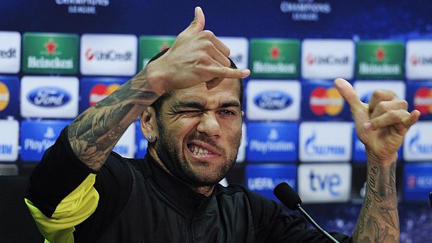 Dani Alves calificó de retrasado al hincha que le tiró un plátano en pleno partido. (AFP)
