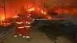 Ate: Incendio consumió almacén de llantas y madera