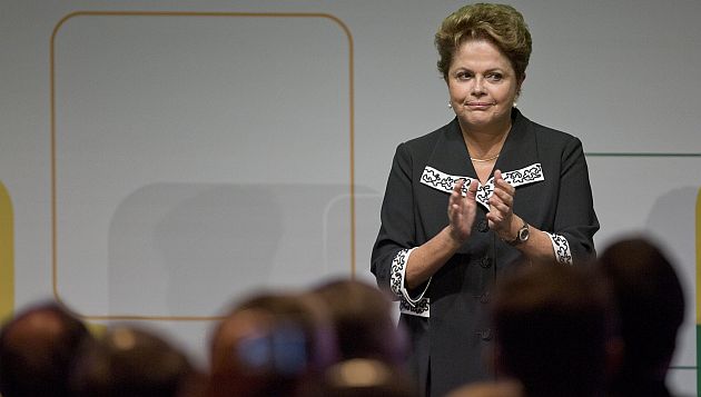 Intención de voto a la presidenta Rousseff  cayó 6,7 puntos porcentuales desde febrero. (EFE)