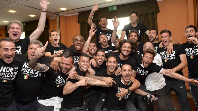 Jugadores de la Juventus celebran haber ganado el campeonato. (AP)