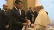 Juan Vargas le regaló una camiseta de Perú al Papa Francisco [Video]