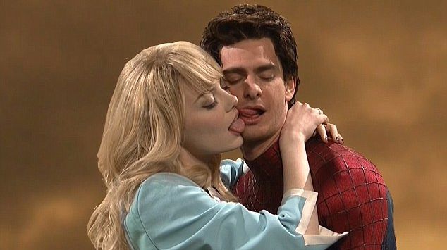 Andrew Garfield y Emma Stone se besan “con pasión” para Saturday Night Live. (NBC)
