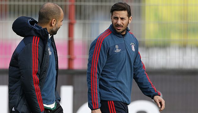 Josep Guardiola y Claudio Pizarro durante un entrenamiento del Bayern Munich. (USI)