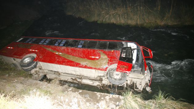 Más de 38 heridos tras caída de un bus interprovincial a río. (USI/Referencial)