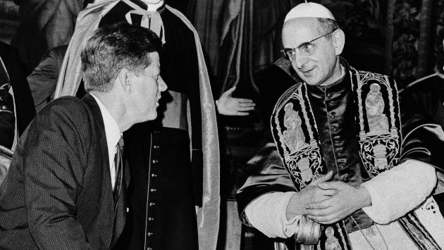 Papa Pablo VI, quien pronto será beatificado, junto al fallecido presidente de EEUU John F. Kennedy. (AP)