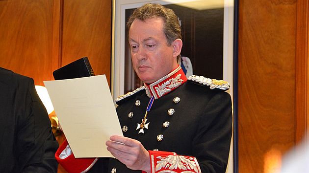 Colin Roberts durante la ceremonia de jura como nuevo gobernador de Malvinas. (Internet)