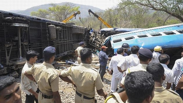 Choque entre tren y un jeep deja 13 muertos en la India. (Internet)