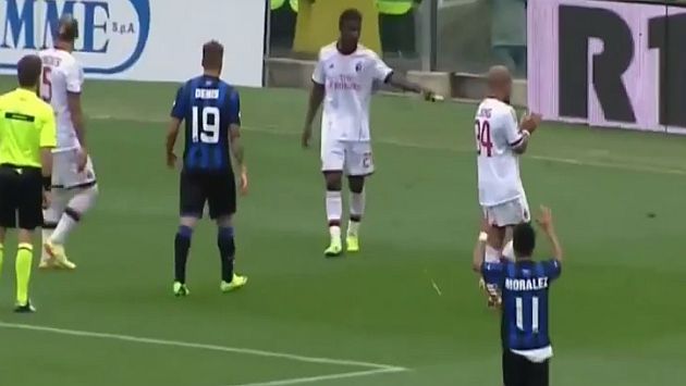 El DT del AC Milan, Clarence Seedorf, pidió a sus jugadores que continuaran jugando el partido. (Youtube)
