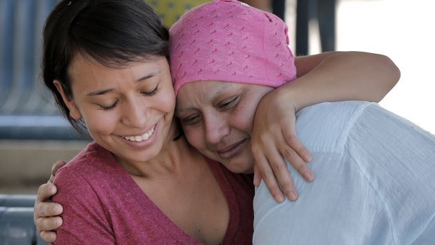 Ruth Alvarez, una paciente norteamericana con cáncer de mama, junto a su hija Indira Alvarado. (AP)