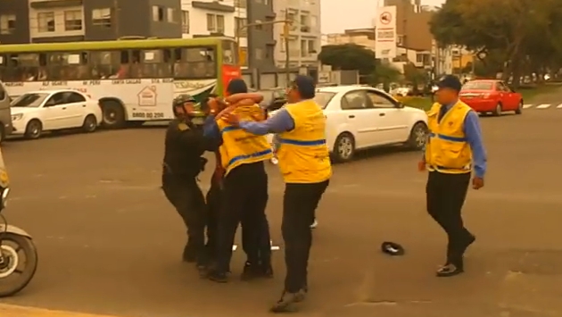 Surquillo: Chofer de combi se agarra a golpes con inspectores de tránsito. (Captura de video)