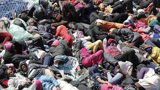 Italia amenazó con ordenar el desplazamiento de los inmigrantes a otros países. (EFE)