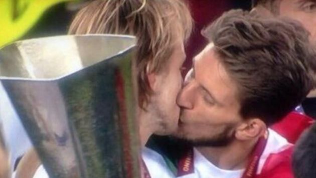 Rakitic y Carrico se dieron un beso en medio de la euforia por haber ganado la Europa League. (Captura de YouTube)