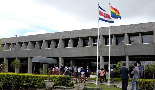Costa Rica: Gobierno iza bandera gay para celebrar Día contra la Homofobia. (EFE)